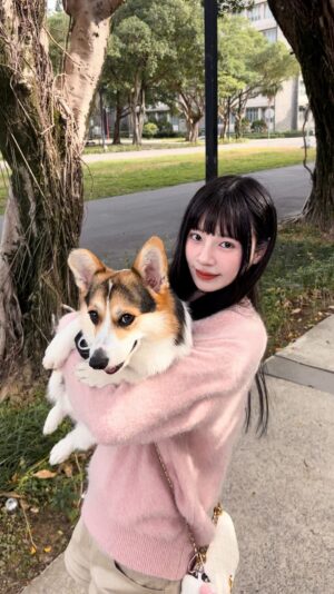 Aileen Huang Instagram - 所以到底是要摸人還是摸狗？