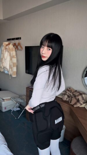 Aileen Huang Instagram - Pink ski outfit🎀 拍完發現配備少穿一樣🤯
