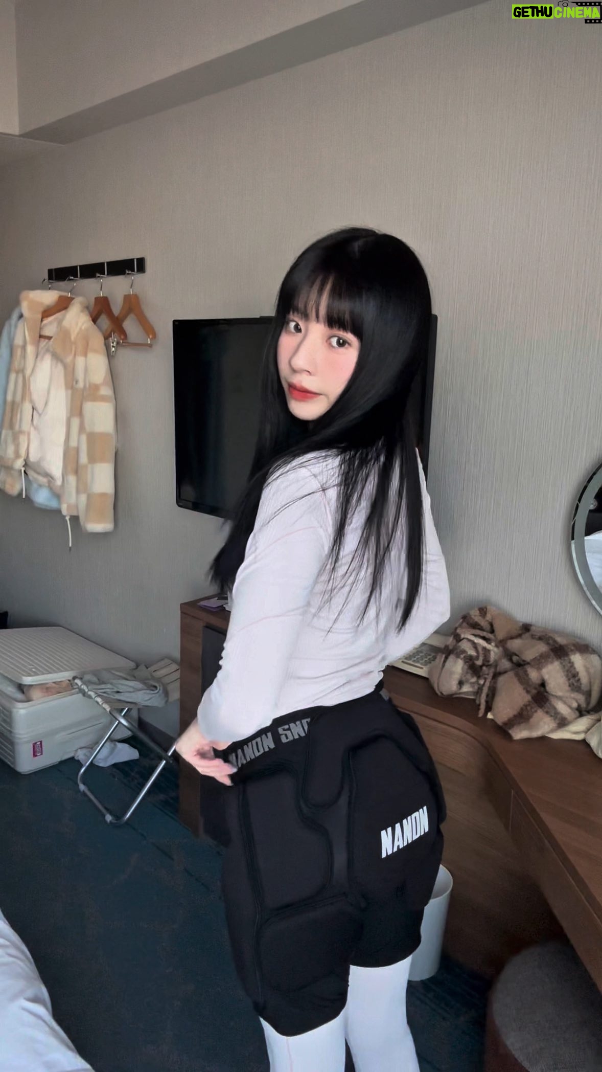 Aileen Huang - 26.9K Likes - Pink ski outfit🎀 拍完發現配備少穿一樣🤯