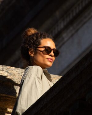 Aisha Jambo Instagram - O Rio tem disso: transforma qualquer esquina em cenário. Dourada pelo sol, envolta pela cidade que eu tanto amo, e com @miltonbitucanascimento na cabeça, esse lindo das artes que faz aniversário hoje, uma inspiração… Entre luz, sombra e vento carioca, respiro o instante… ☀️ 🤎