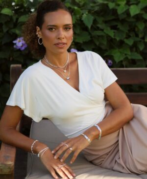 Aisha Jambo Instagram - Cheguei aos 40. Dizem que é a idade da loba, e talvez seja mesmo... Aquela que aprendeu a ouvir seu instinto, a respeitar seus silêncios e a celebrar cada conquista com alma e gratidão. Hoje celebro a mulher que me tornei: inteira, curiosa, em paz com o tempo e com a vida. Amando todas as mensagens carinhosas que estou recebendo hoje, valeu!!!! 🤎