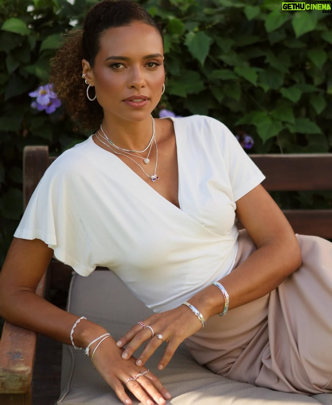 Aisha Jambo - 1.6K Likes - Cheguei aos 40. Dizem que é a idade da loba, e talvez seja mesmo... Aquela que aprendeu a ouvir seu instinto, a respeitar seus silêncios e a celebrar cada conquista com alma e gratidão. Hoje celebro a mulher que me tornei: inteira, curiosa, em paz com o tempo e com a vida. Amando todas as mensagens carinhosas que estou recebendo hoje, valeu!!!! 🤎
