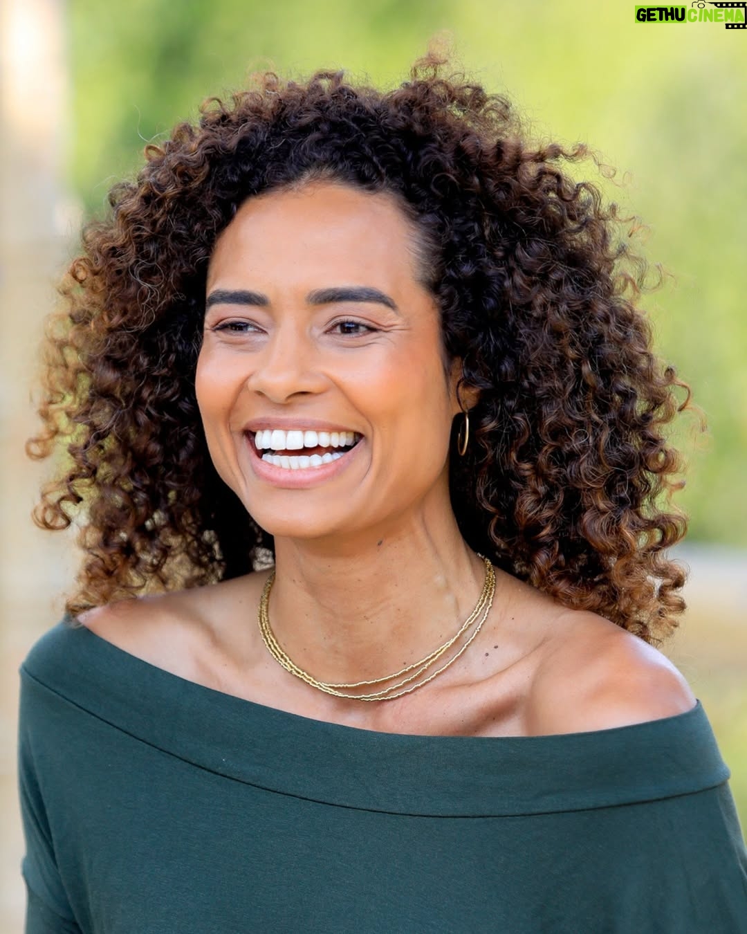 Aisha Jambo - 1.4K Likes - A yoga sempre foi uma aliada na minha jornada... me traz equilíbrio, força e serenidade.Tive a alegria de participar do programa #YogaEmTodoLugar, do @canaloff, ao lado do professor Marcelo Maheshwara, da @eujenifferdias e da designer @izabellasuzart, falando sobre como o yoga nos ajuda a lidar com as pressões do dia a dia. 🌿

📺 Vai ao ar daqui a pouco, às 21h32, no Canal Off, com reprises ao longo da semana.

Vem respirar comigo? 

#YogaEmTodoLugar 
#CanalOff