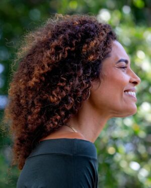 Aisha Jambo Instagram - A yoga sempre foi uma aliada na minha jornada... me traz equilíbrio, força e serenidade.Tive a alegria de participar do programa #YogaEmTodoLugar, do @canaloff, ao lado do professor Marcelo Maheshwara, da @eujenifferdias e da designer @izabellasuzart, falando sobre como o yoga nos ajuda a lidar com as pressões do dia a dia. 🌿

📺 Vai ao ar daqui a pouco, às 21h32, no Canal Off, com reprises ao longo da semana.

Vem respirar comigo? 

#YogaEmTodoLugar 
#CanalOff