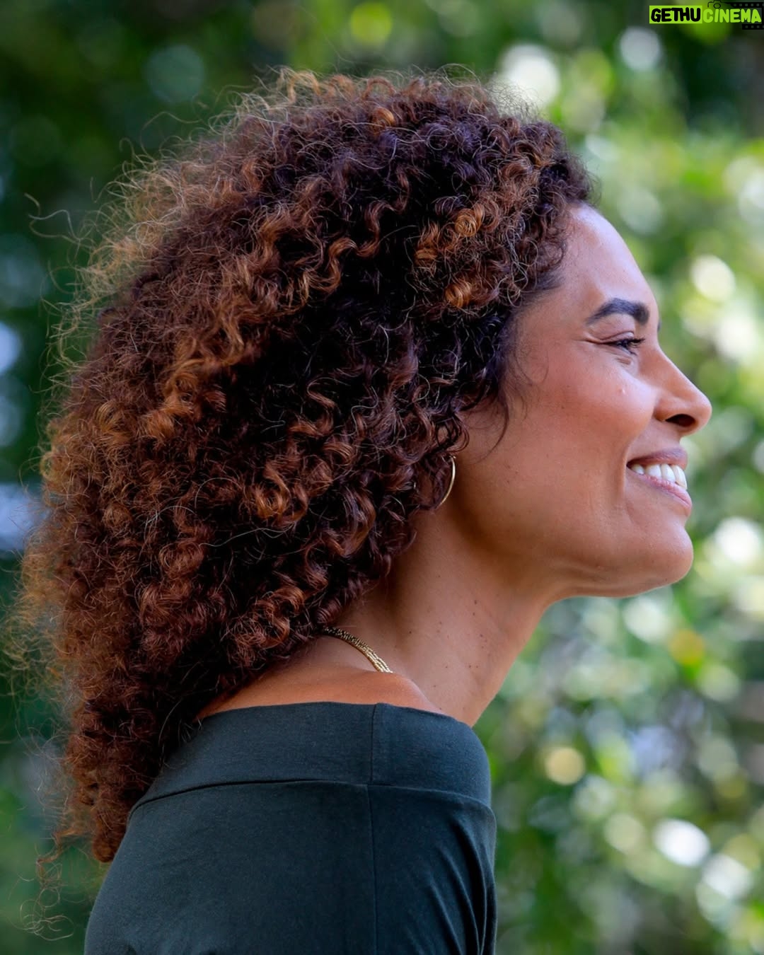 Aisha Jambo - 1.4K Likes - A yoga sempre foi uma aliada na minha jornada... me traz equilíbrio, força e serenidade.Tive a alegria de participar do programa #YogaEmTodoLugar, do @canaloff, ao lado do professor Marcelo Maheshwara, da @eujenifferdias e da designer @izabellasuzart, falando sobre como o yoga nos ajuda a lidar com as pressões do dia a dia. 🌿

📺 Vai ao ar daqui a pouco, às 21h32, no Canal Off, com reprises ao longo da semana.

Vem respirar comigo? 

#YogaEmTodoLugar 
#CanalOff