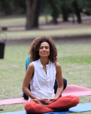 Aisha Jambo Instagram - A yoga sempre foi uma aliada na minha jornada... me traz equilíbrio, força e serenidade.Tive a alegria de participar do programa #YogaEmTodoLugar, do @canaloff, ao lado do professor Marcelo Maheshwara, da @eujenifferdias e da designer @izabellasuzart, falando sobre como o yoga nos ajuda a lidar com as pressões do dia a dia. 🌿

📺 Vai ao ar daqui a pouco, às 21h32, no Canal Off, com reprises ao longo da semana.

Vem respirar comigo? 

#YogaEmTodoLugar 
#CanalOff