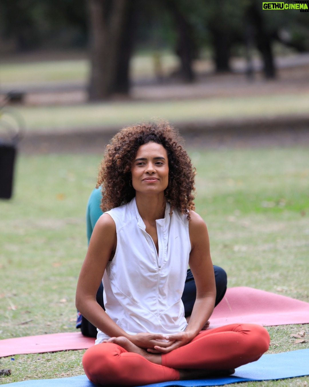 Aisha Jambo - 1.4K Likes - A yoga sempre foi uma aliada na minha jornada... me traz equilíbrio, força e serenidade.Tive a alegria de participar do programa #YogaEmTodoLugar, do @canaloff, ao lado do professor Marcelo Maheshwara, da @eujenifferdias e da designer @izabellasuzart, falando sobre como o yoga nos ajuda a lidar com as pressões do dia a dia. 🌿

📺 Vai ao ar daqui a pouco, às 21h32, no Canal Off, com reprises ao longo da semana.

Vem respirar comigo? 

#YogaEmTodoLugar 
#CanalOff