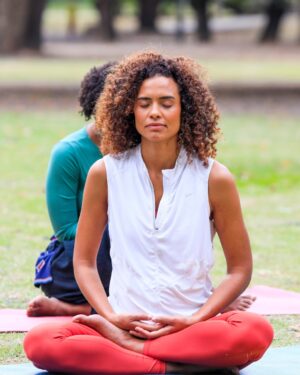 Aisha Jambo Instagram - A yoga sempre foi uma aliada na minha jornada... me traz equilíbrio, força e serenidade.Tive a alegria de participar do programa #YogaEmTodoLugar, do @canaloff, ao lado do professor Marcelo Maheshwara, da @eujenifferdias e da designer @izabellasuzart, falando sobre como o yoga nos ajuda a lidar com as pressões do dia a dia. 🌿

📺 Vai ao ar daqui a pouco, às 21h32, no Canal Off, com reprises ao longo da semana.

Vem respirar comigo? 

#YogaEmTodoLugar 
#CanalOff