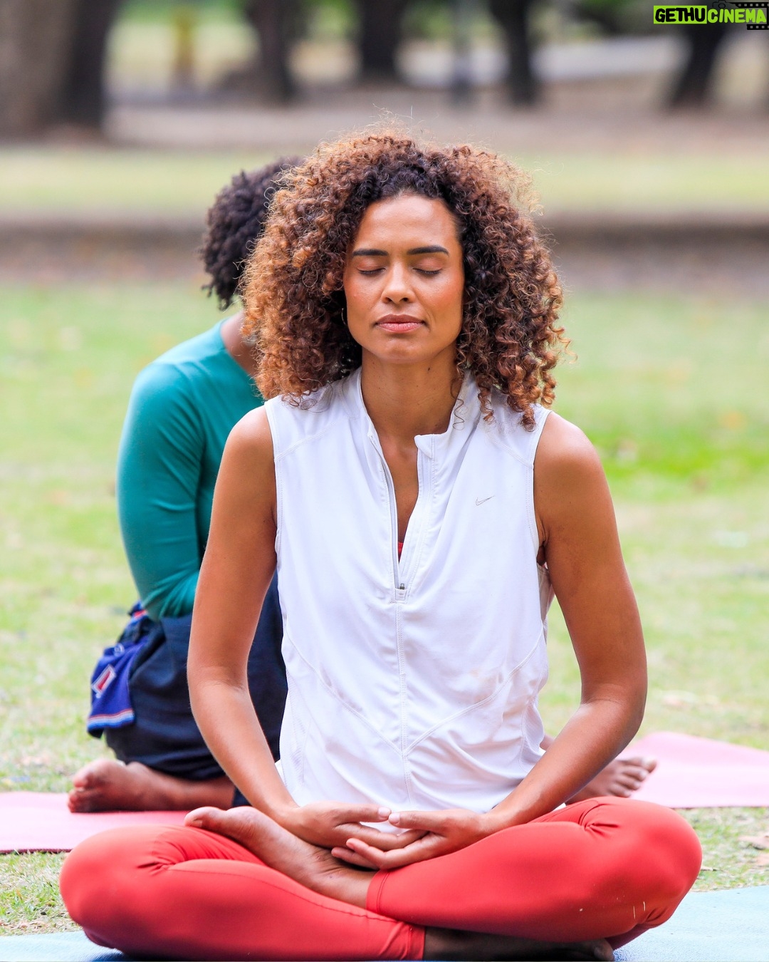 Aisha Jambo - 1.4K Likes - A yoga sempre foi uma aliada na minha jornada... me traz equilíbrio, força e serenidade.Tive a alegria de participar do programa #YogaEmTodoLugar, do @canaloff, ao lado do professor Marcelo Maheshwara, da @eujenifferdias e da designer @izabellasuzart, falando sobre como o yoga nos ajuda a lidar com as pressões do dia a dia. 🌿

📺 Vai ao ar daqui a pouco, às 21h32, no Canal Off, com reprises ao longo da semana.

Vem respirar comigo? 

#YogaEmTodoLugar 
#CanalOff