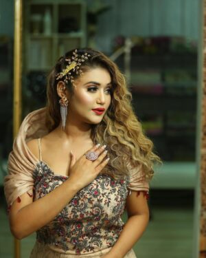 Aisha Kashyap Instagram - his favorite 🦉🪶🐌🍩🍯🍪
.
.
.
.
Mua @rubysharmamakeovers13
Outfit @tehhzeeb_couture