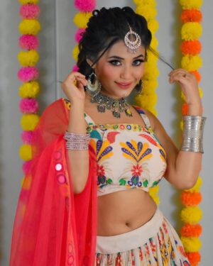 Aisha Kashyap Instagram - Navratri special ❤️🧡💛💖💚💙💜
.
.
.
.
Mua @asees_salon