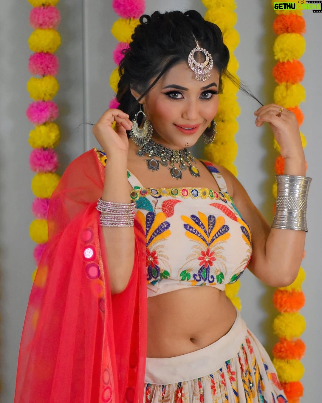 Aisha Kashyap - 61.6K Likes - Navratri special ❤️🧡💛💖💚💙💜 
.
.
.
.
Mua @asees_salon