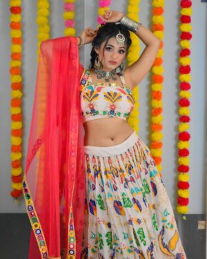 Aisha Kashyap Instagram - Navratri special ❤️🧡💛💖💚💙💜 
.
.
.
.
Mua @asees_salon