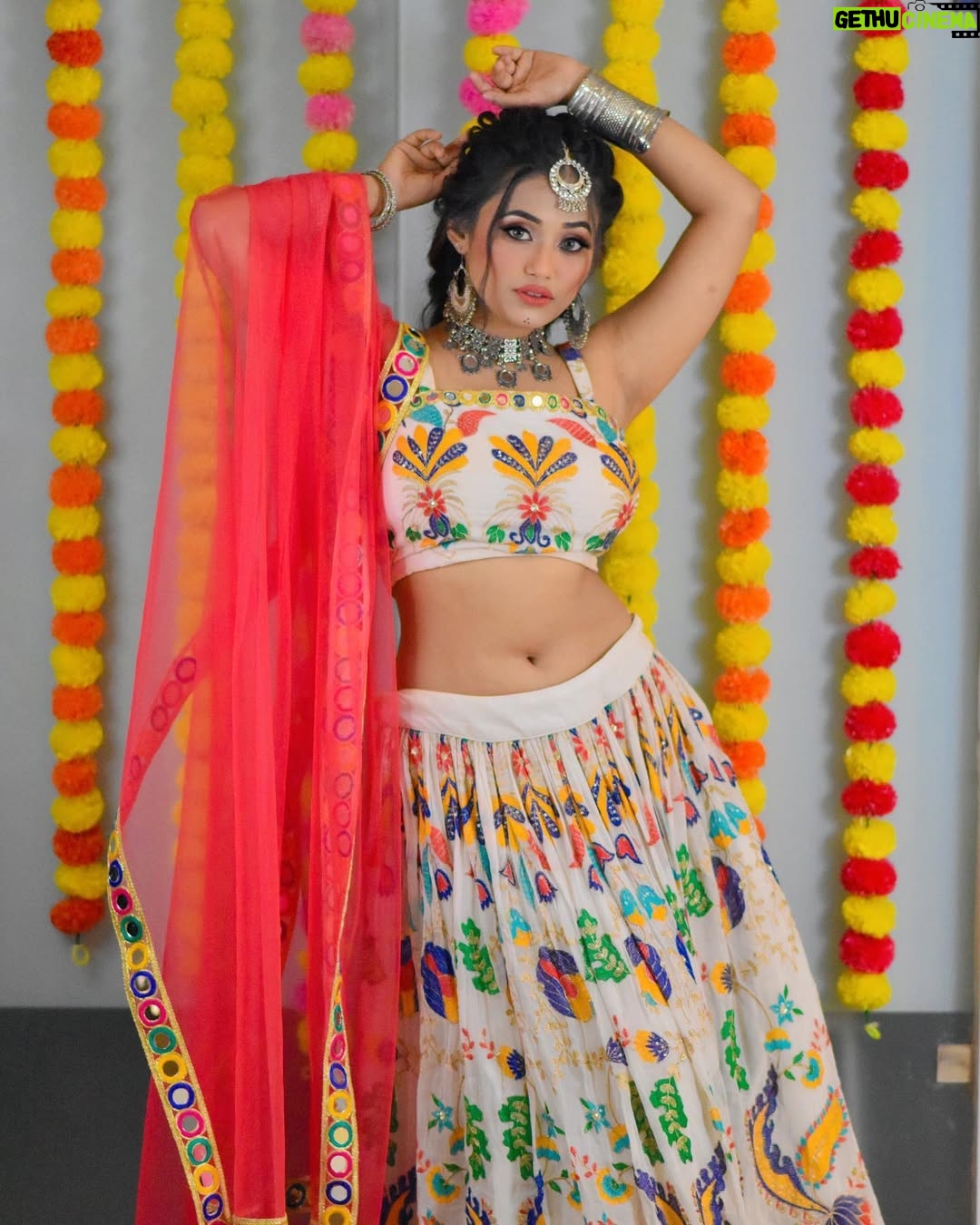 Aisha Kashyap - 61.6K Likes - Navratri special ❤️🧡💛💖💚💙💜 
.
.
.
.
Mua @asees_salon