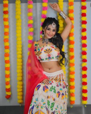 Aisha Kashyap Instagram - Navratri special ❤️🧡💛💖💚💙💜 
.
.
.
.
Mua @asees_salon