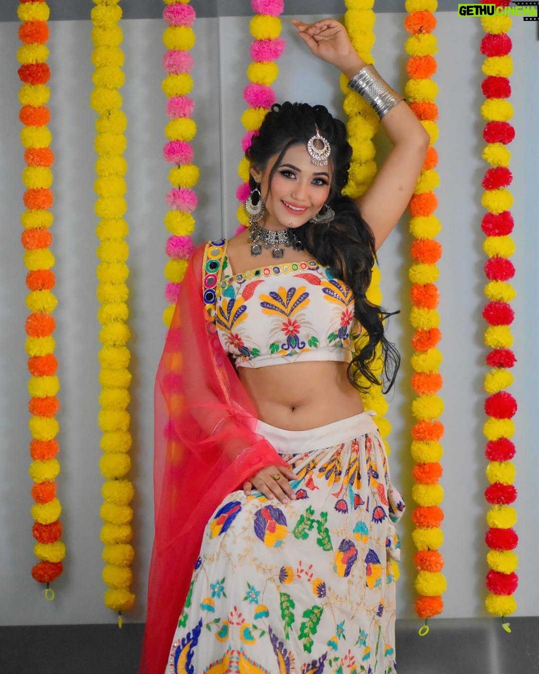 Aisha Kashyap - 61.6K Likes - Navratri special ❤️🧡💛💖💚💙💜 
.
.
.
.
Mua @asees_salon