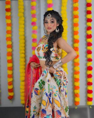 Aisha Kashyap Instagram - Navratri special ❤️🧡💛💖💚💙💜 
.
.
.
.
Mua @asees_salon