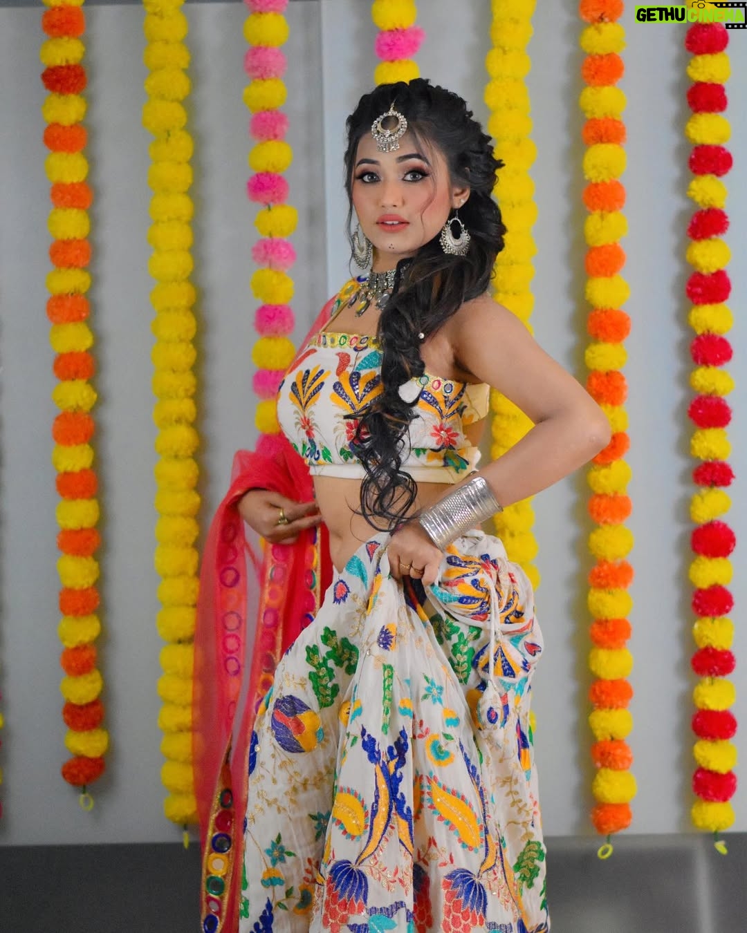 Aisha Kashyap - 61.6K Likes - Navratri special ❤️🧡💛💖💚💙💜 
.
.
.
.
Mua @asees_salon