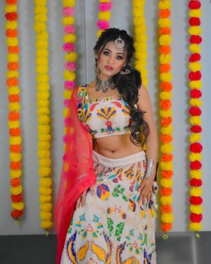 Aisha Kashyap Instagram - Navratri special ❤️🧡💛💖💚💙💜 
.
.
.
.
Mua @asees_salon