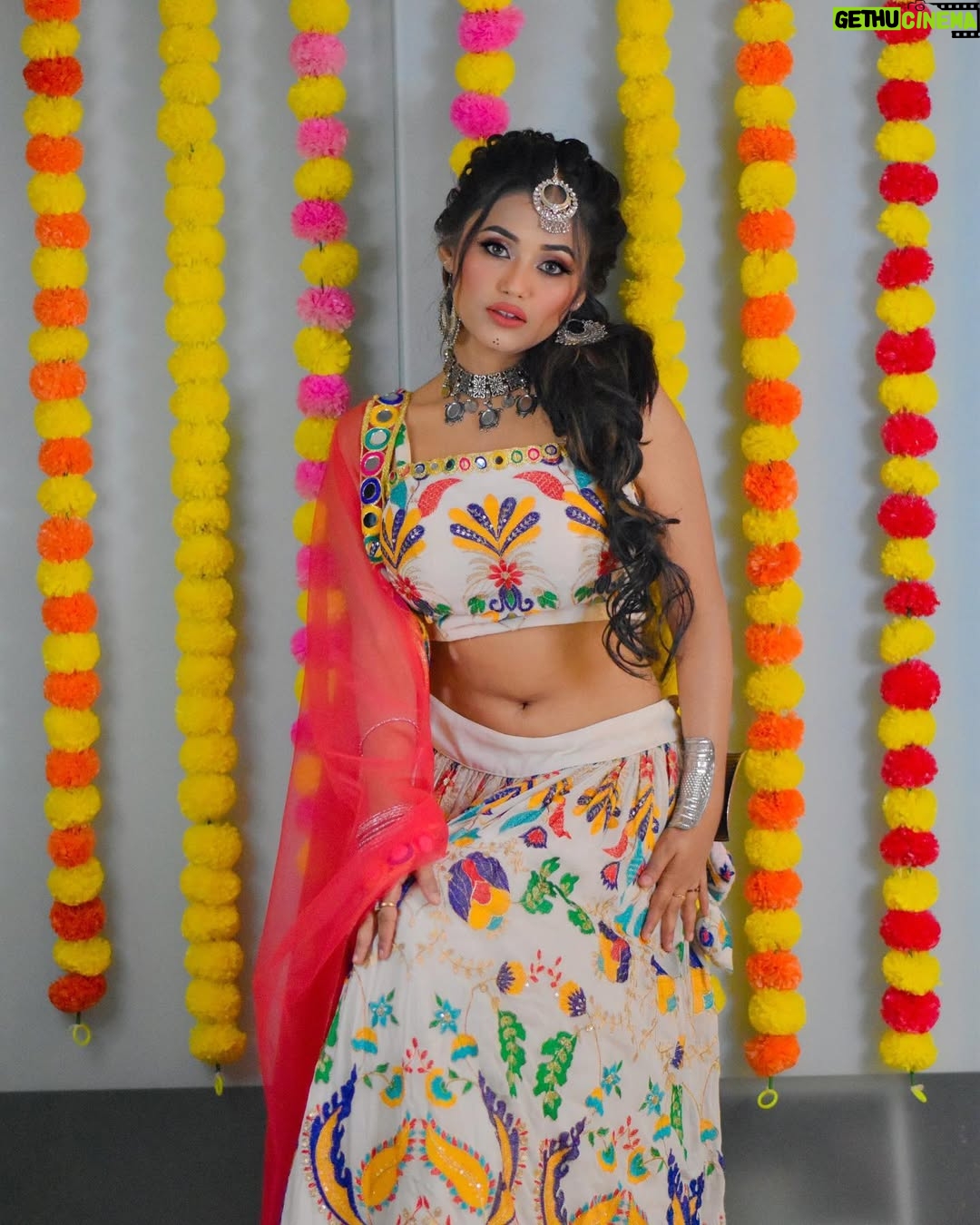 Aisha Kashyap - 61.6K Likes - Navratri special ❤️🧡💛💖💚💙💜 
.
.
.
.
Mua @asees_salon