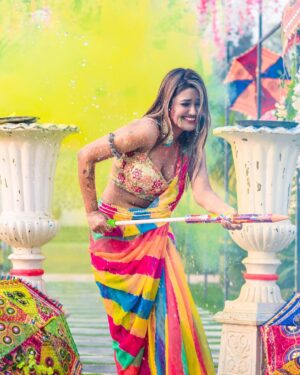 Aisha Kashyap Instagram - न रंग, न जात देखो, Holi का ❤️
पर्व आया है हाथों में हाथ 🤝और
चेहरे पर गुलाल देखो। 🌈 
होली की हार्दिक शुभकामनाएं 💙💚💛
