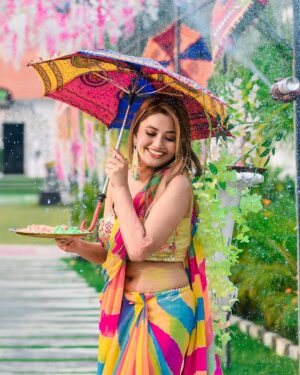 Aisha Kashyap Instagram - न रंग, न जात देखो, Holi का ❤️
पर्व आया है हाथों में हाथ 🤝और
चेहरे पर गुलाल देखो। 🌈 
होली की हार्दिक शुभकामनाएं 💙💚💛