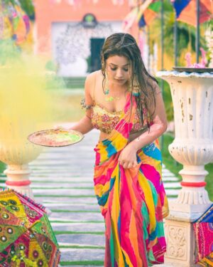 Aisha Kashyap Instagram - न रंग, न जात देखो, Holi का ❤️
पर्व आया है हाथों में हाथ 🤝और
चेहरे पर गुलाल देखो। 🌈
होली की हार्दिक शुभकामनाएं 💙💚💛