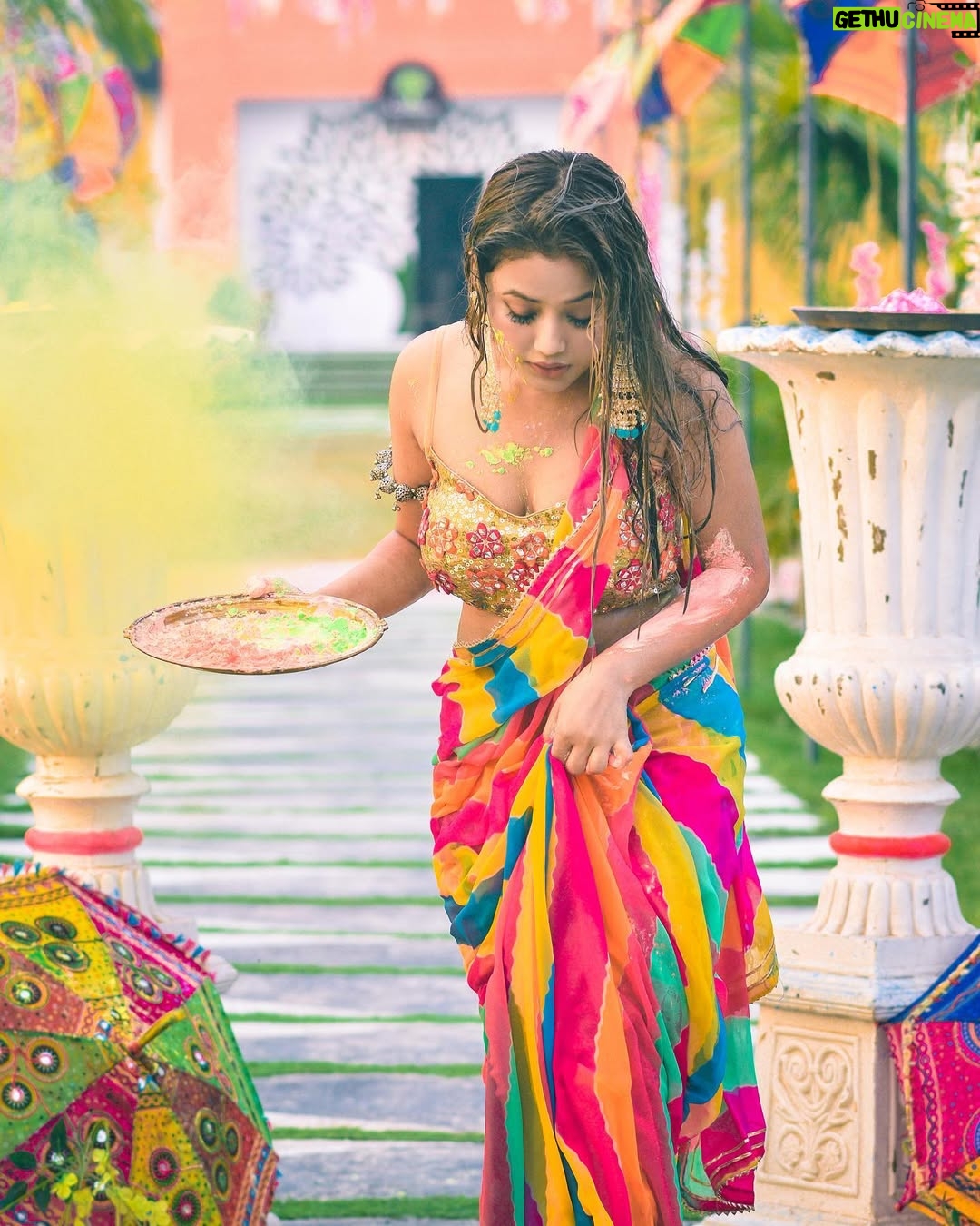 Aisha Kashyap - 135K Likes - न रंग, न जात देखो, Holi का ❤️
पर्व आया है हाथों में हाथ 🤝और
चेहरे पर गुलाल देखो। 🌈 
होली की हार्दिक शुभकामनाएं 💙💚💛