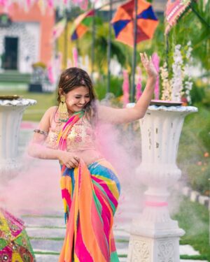 Aisha Kashyap Instagram - न रंग, न जात देखो, Holi का ❤️
पर्व आया है हाथों में हाथ 🤝और
चेहरे पर गुलाल देखो। 🌈 
होली की हार्दिक शुभकामनाएं 💙💚💛