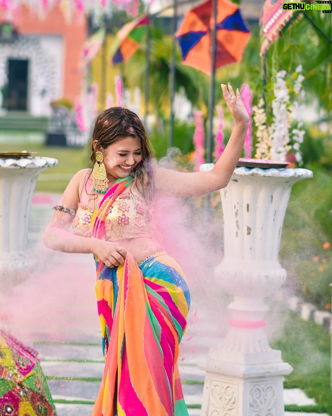 Aisha Kashyap - 135K Likes - न रंग, न जात देखो, Holi का ❤️
पर्व आया है हाथों में हाथ 🤝और
चेहरे पर गुलाल देखो। 🌈 
होली की हार्दिक शुभकामनाएं 💙💚💛