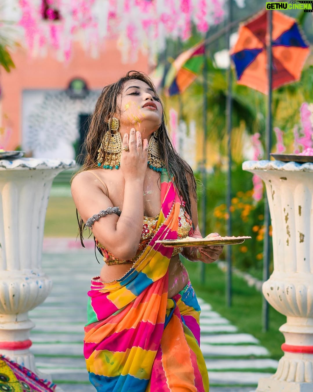 Aisha Kashyap - 135K Likes - न रंग, न जात देखो, Holi का ❤️
पर्व आया है हाथों में हाथ 🤝और
चेहरे पर गुलाल देखो। 🌈 
होली की हार्दिक शुभकामनाएं 💙💚💛