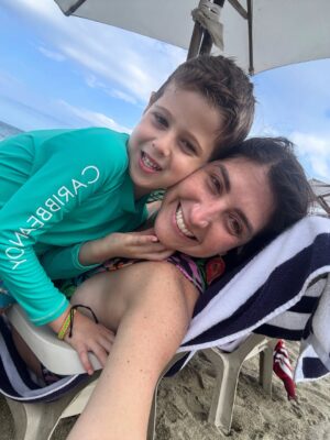 Aisha Stambouli Instagram - Arrancó el 2026 y nos llegó el atardecer 🙌😍
Con la familia que nos regala la vida y a sus momentos inolvidables , los verdaderos regalos para el alma @ricardorosap @titogomez10 ❤️🤩
#beachdays