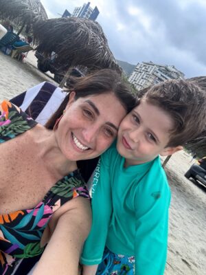 Aisha Stambouli Instagram - Arrancó el 2026 y nos llegó el atardecer 🙌😍
Con la familia que nos regala la vida y a sus momentos inolvidables , los verdaderos regalos para el alma @ricardorosap @titogomez10 ❤️🤩
#beachdays
