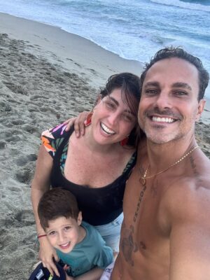 Aisha Stambouli Instagram - Arrancó el 2026 y nos llegó el atardecer 🙌😍
Con la familia que nos regala la vida y a sus momentos inolvidables , los verdaderos regalos para el alma @ricardorosap @titogomez10 ❤️🤩
#beachdays