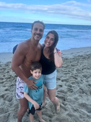 Aisha Stambouli Instagram - Arrancó el 2026 y nos llegó el atardecer 🙌😍
Con la familia que nos regala la vida y a sus momentos inolvidables , los verdaderos regalos para el alma @ricardorosap @titogomez10 ❤️🤩
#beachdays