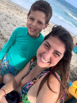 Aisha Stambouli Instagram - Arrancó el 2026 y nos llegó el atardecer 🙌😍
Con la familia que nos regala la vida y a sus momentos inolvidables , los verdaderos regalos para el alma @ricardorosap @titogomez10 ❤️🤩
#beachdays