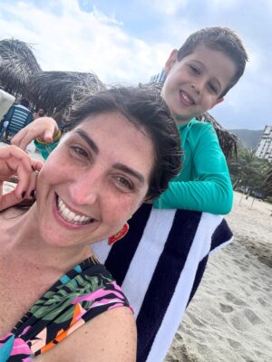 Aisha Stambouli Instagram - Arrancó el 2026 y nos llegó el atardecer 🙌😍
Con la familia que nos regala la vida y a sus momentos inolvidables , los verdaderos regalos para el alma @ricardorosap @titogomez10 ❤️🤩
#beachdays