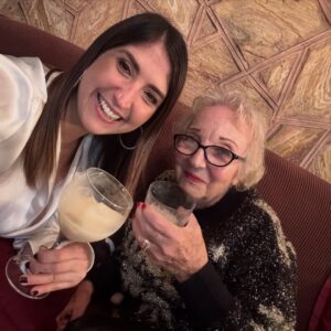 Aisha Stambouli Instagram - Feliz año mi gente 🥂🌌 ¡ Bienvenido 2026 !
Los amo y les deseo de corazón todo lo mejor para este nuevo año 🌠
Gracias @casaiberica.ccs todo espectacular y con delivery 🤩🙌
#felizañonuevo #2026