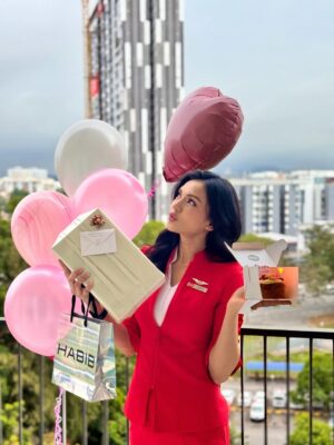 Aishah Ilias Instagram - Another year to slay!

🦋🦋🦋

#september #birthday #airasia #cabincrew #allstar