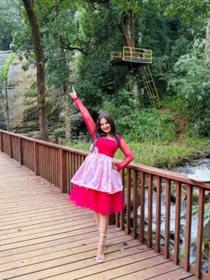 Aishu Iyer Instagram - How Dreamy i can imagine dan this ❤️🥹

Dress @devansh_boutique_official ❤️

#ML