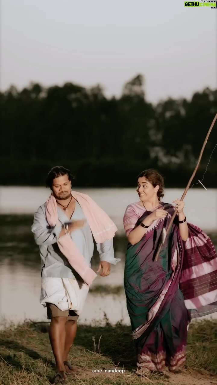 Aishwarya Shindogi - 60.5K Likes - ಪ್ರೀತಿಯು ಆಡಂಬರದಲ್ಲಿ ಕಂಡುಬರುವುದಿಲ್ಲ, ಪ್ರೀತಿಯು ಅತ್ಯಂತ ಸರಳವಾದ ರೂಪದಲ್ಲಿ, ಸರಳ ಸನ್ನೆಗಳಲ್ಲಿ ಮತ್ತು ಪ್ರಾಮಾಣಿಕತೆ ಮತ್ತು ನಿಷ್ಠೆಯಲ್ಲಿ ಕಂಡುಬರುತ್ತದೆ. ನೀವು ಪ್ರೀತಿಸುವವರ ಬಗ್ಗೆ ಕಾಳಜಿ ವಹಿಸಿ ಅವರನ್ನು ತ್ಯಜಿಸಬೇಡಿ. ❤️

Captured and edited beautifully by @cine_nandeep 

Inframe @quadzilla_.fitness and @aishwaryashindogi_official

Gorgeous ilkal saree by @sri_sai_mysore_silks

Makeover by @hair_by_chandu.s

#duniyavijay #vijaykumar #salaga #rachitaram #landlord