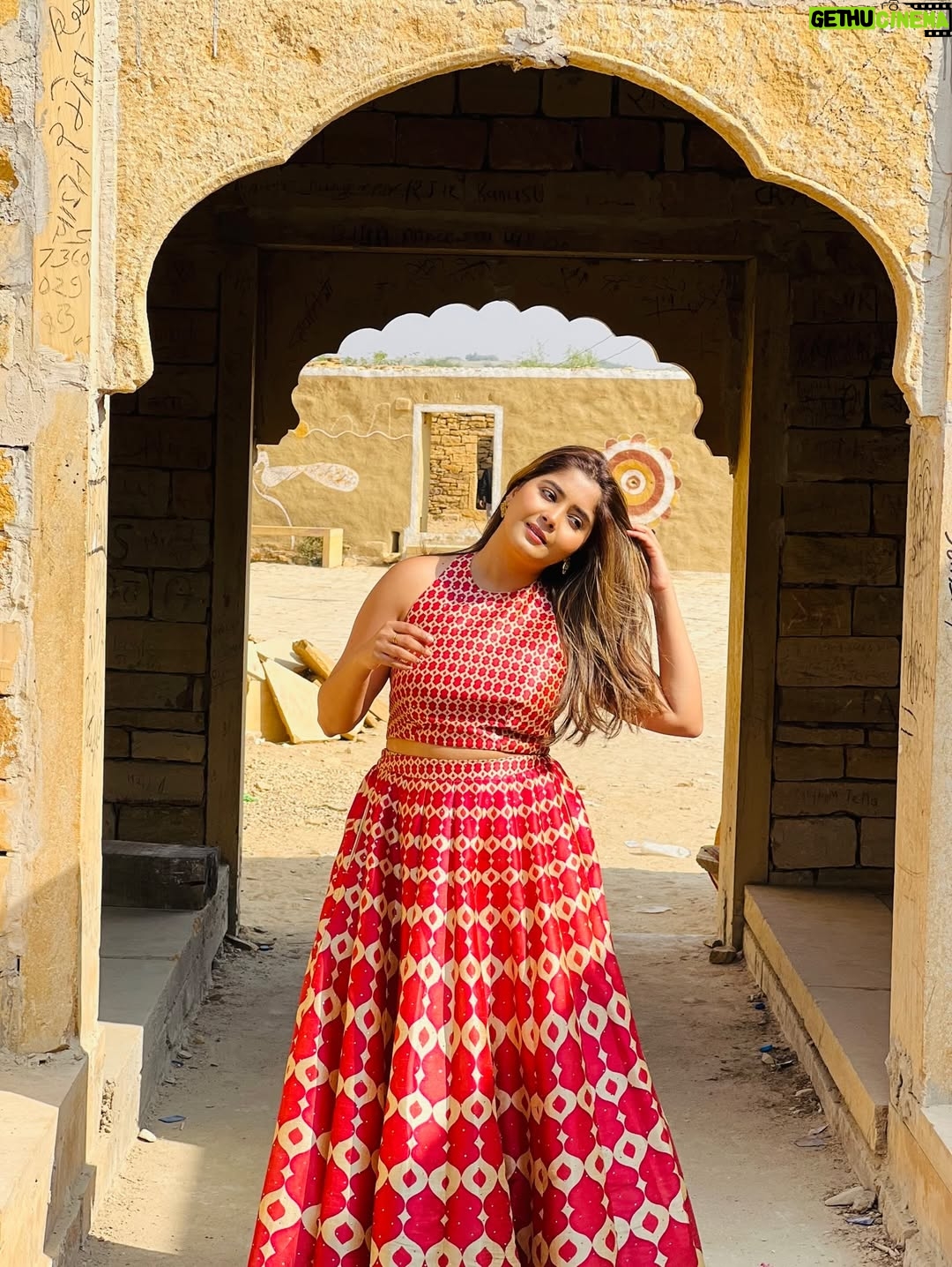 Aishwarya Shindogi - 41.3K Likes - Sand is my favourite colour 🏜️🌵🐪

Travel partner @sreenidhi_holidays_ 

#rajasthan #rajasthantourism #jaisalmer #desert #sand #camelride #desertsafari #jaisalmerfort #goldenfort #travel #wanderlust #indiatravel