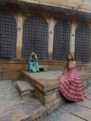 Aishwarya Shindogi Instagram - Sand is my favourite colour 🏜️🌵🐪

Travel partner @sreenidhi_holidays_ 

#rajasthan #rajasthantourism #jaisalmer #desert #sand #camelride #desertsafari #jaisalmerfort #goldenfort #travel #wanderlust #indiatravel