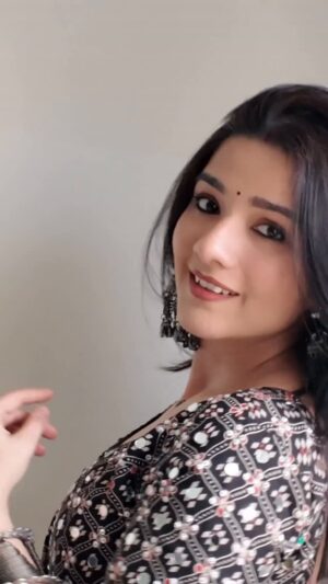 Akancha Sharma Instagram - Normally I would have done something to spoil this trend🥲 but I so wanted to do this!!
I know I am late😅 but here it comes❤️❤️
Show some LOVE❤️
.
.
.
#jhoom #trending #trendingreels❤️ #explore #fyp #foryoupage #explorepage #instagram #transition #transitionreels