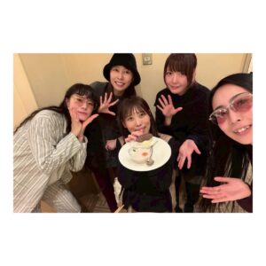 Akane Hirose Instagram - 昨日、12月14日に誕生日を迎えました🎂

今年もたくさんのお祝いのメッセージ、本当にありがとうございます！
みんなのあたたかい言葉が私の活力になっています。

当日は朝からメンバーの大サプライズ！
集合場所も知らされないまま目隠しでタクシーに乗って、
辿り着いた先はまさかの謎解き脱出ゲーム！

もしや前日からすでに謎解きが始まっていて、
起床時間や行き先や服装を予想しながら
推理力と閃き力が試されているのかと思いました。

12年で培った団結力を発揮して、無事脱出成功！

その後は水族館、そして崎陽軒本店へ。

私がずっと5人で行きたいって言っていた場所に
全部連れて行ってもらいました。

毎日のように会っているメンバーだけど
5人で出かけるのは久しぶりで、なんだか新鮮で。
たくさん笑って遊んで、本当に楽しかったです！

サプライズのために内緒で準備してくれてたのに
わくわくしすぎて到着地の感想を言っちゃったり、
次の目的地のネタバレされちゃったり。笑

そんなみんなが可愛くて尊い！らぶ！

今年も幸せすぎる誕生日をありがとう！！