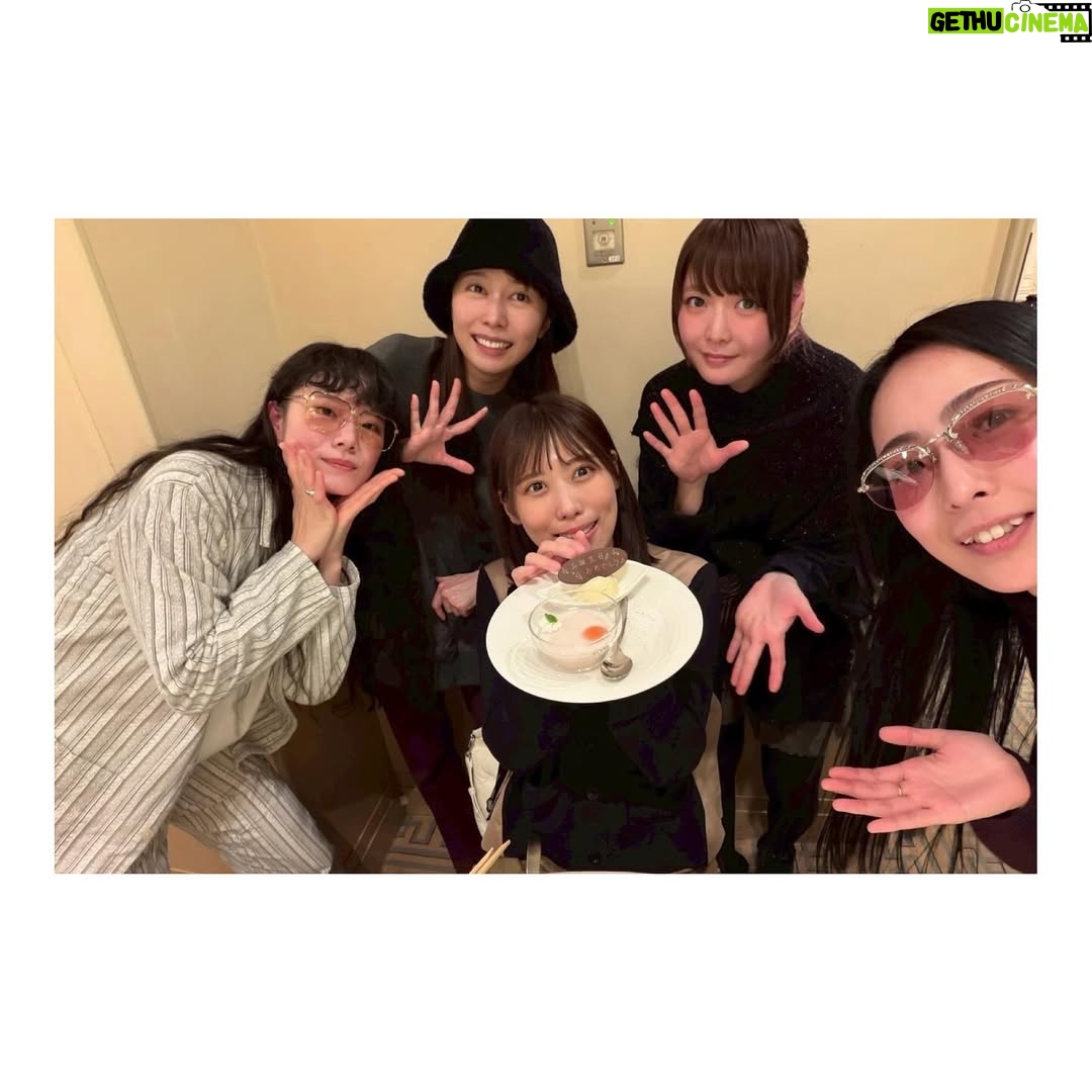 Akane Hirose - 5.7K Likes - 昨日、12月14日に誕生日を迎えました🎂

今年もたくさんのお祝いのメッセージ、本当にありがとうございます！
みんなのあたたかい言葉が私の活力になっています。

当日は朝からメンバーの大サプライズ！
集合場所も知らされないまま目隠しでタクシーに乗って、
辿り着いた先はまさかの謎解き脱出ゲーム！

もしや前日からすでに謎解きが始まっていて、
起床時間や行き先や服装を予想しながら
推理力と閃き力が試されているのかと思いました。

12年で培った団結力を発揮して、無事脱出成功！

その後は水族館、そして崎陽軒本店へ。

私がずっと5人で行きたいって言っていた場所に
全部連れて行ってもらいました。

毎日のように会っているメンバーだけど
5人で出かけるのは久しぶりで、なんだか新鮮で。
たくさん笑って遊んで、本当に楽しかったです！

サプライズのために内緒で準備してくれてたのに
わくわくしすぎて到着地の感想を言っちゃったり、
次の目的地のネタバレされちゃったり。笑

そんなみんなが可愛くて尊い！らぶ！

今年も幸せすぎる誕生日をありがとう！！