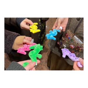 Akane Hirose Instagram - 昨日、12月14日に誕生日を迎えました🎂

今年もたくさんのお祝いのメッセージ、本当にありがとうございます！
みんなのあたたかい言葉が私の活力になっています。

当日は朝からメンバーの大サプライズ！
集合場所も知らされないまま目隠しでタクシーに乗って、
辿り着いた先はまさかの謎解き脱出ゲーム！

もしや前日からすでに謎解きが始まっていて、
起床時間や行き先や服装を予想しながら
推理力と閃き力が試されているのかと思いました。

12年で培った団結力を発揮して、無事脱出成功！

その後は水族館、そして崎陽軒本店へ。

私がずっと5人で行きたいって言っていた場所に
全部連れて行ってもらいました。

毎日のように会っているメンバーだけど
5人で出かけるのは久しぶりで、なんだか新鮮で。
たくさん笑って遊んで、本当に楽しかったです！

サプライズのために内緒で準備してくれてたのに
わくわくしすぎて到着地の感想を言っちゃったり、
次の目的地のネタバレされちゃったり。笑

そんなみんなが可愛くて尊い！らぶ！

今年も幸せすぎる誕生日をありがとう！！