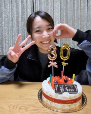 Akane Sakanoue Instagram - .
30歳になりました〜！！！
楽しみにしていた30代についに突入です。

お仕事で熊本に帰っていたこともあり、
家族や幼なじみにもお祝いしてもらいました🎂
本当に本当に幸せ者です。

10歳の時に夢みたこのお仕事を
30歳の今も続けられていること。
これまで関わってくださった皆様のおかげで
今も楽しくお仕事させていただいています！
心から感謝しています。

好きで始めたお仕事だから
これからも楽しむ心を忘れず、
ひとつひとつ大切に取り組みたいと思っています。

30歳最初のお仕事は
BS-TBS開局25周年記念イベント
町中華で飲ろうぜ トークショー🍺
こちらも節目ということで、参加できて光栄です㊗️
一緒に乾杯しましょう〜！！

引き続き、30歳の坂ノ上茜もよろしくお願い致します💗
本当にいつもありがとうございます〜！！