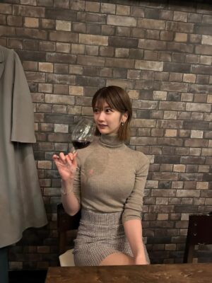 Akane Takiyama Instagram - 年末感が出てきました、あとお仕事もう少しです🩶

みなさんは納めましたか？🍷