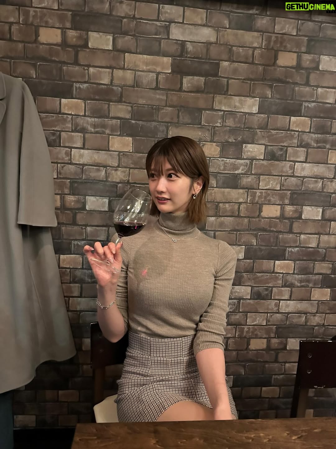 Akane Takiyama - 5.7K Likes - 年末感が出てきました、あとお仕事もう少しです🩶

みなさんは納めましたか？🍷